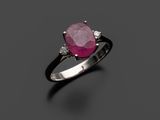 une bague en rubis et diamants