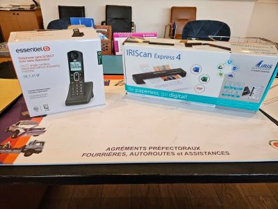 *Scanner IRISCAN Express 4 et un téléphone sans fil ESSENTIE…