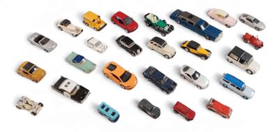 un grand nombre de voitures-jouets sur une surface blanche