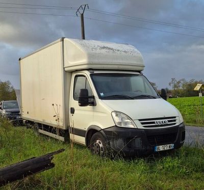un camion blanc garé dans l'herbe