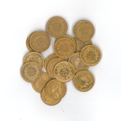 beaucoup de pièces d'or sur une surface blanche