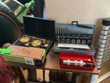 une table sur laquelle se trouvent des outils et un ordinateur portable