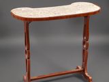 une table en bois avec un plateau en marbre sur fond gris