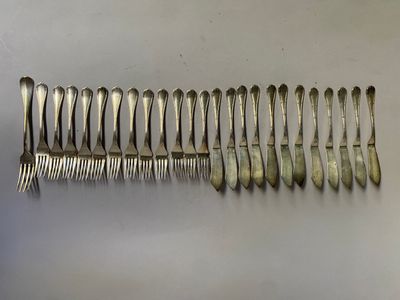 tout un tas de fourchettes posées sur une table