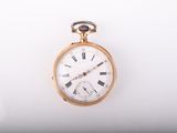 une montre de poche en or avec des chiffres romains