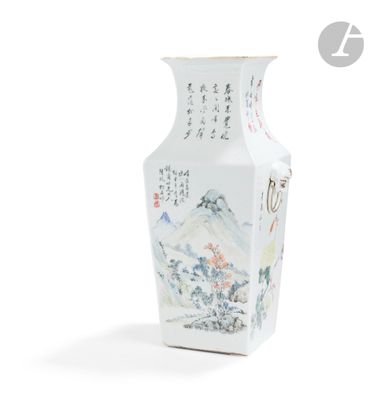 un vase blanc avec un tableau posé sur une table