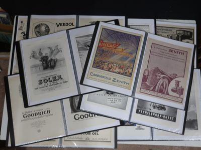 de nombreux types d'affiches différents posés sur la table