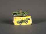 un camion militaire miniature et une voiture militaire miniature posés sur une table