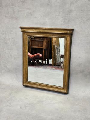 le reflet d'une personne dans un miroir accroché au mur