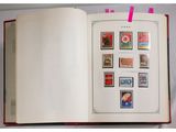 un livre ouvert avec des timbres sur une table