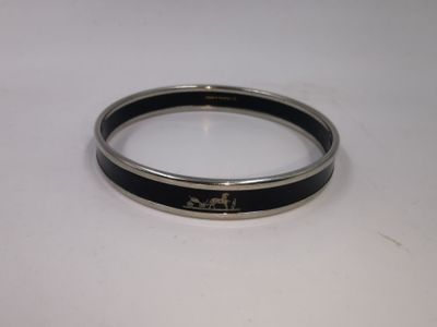 une photo en gros plan d'un bracelet posé sur une table