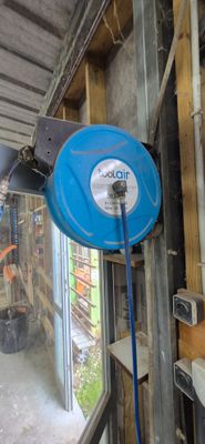 un tuyau bleu fixé sur le côté d'un immeuble
