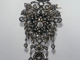 un gros plan d'un collier orné d'un bouquet de fleurs