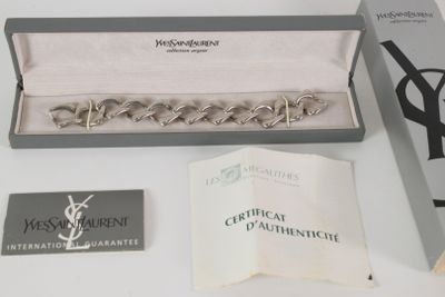 une boîte sur laquelle est posé un bracelet en argent et une boîte sur laquelle est posé un bracelet en argent