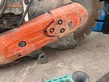 une machine orange et noire posée par terre