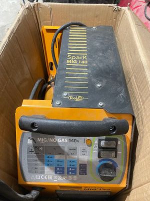 une image représentant une boîte contenant une machine jaune et noire