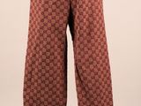 une photo d'un mannequin portant un pantalon à motifs marron et rouge