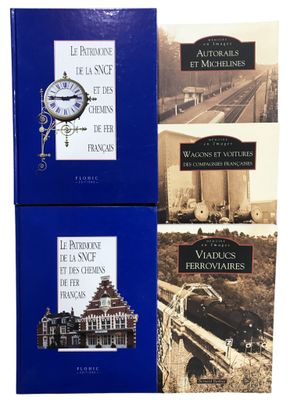 trois livres sur un fond blanc, avec une horloge posée dessus