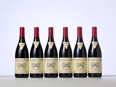 six bouteilles de vin rouge alignées