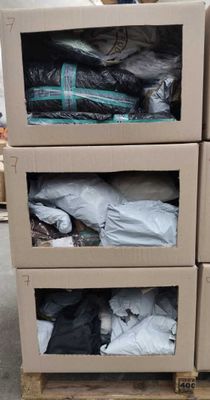 plusieurs cartons empilés les uns sur les autres sur une palette