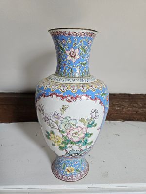 un vase posé sur une étagère dans une pièce