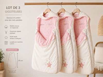 trois gigoteuses suspendues à un portant dans une chambre