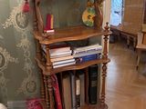une bibliothèque dans un coin du salon