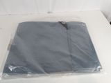 un sac en plastique posé sur une table blanche