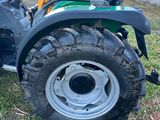un petit tracteur garé dans l'herbe