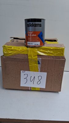 une boîte sur laquelle est posée une bombe de peinture