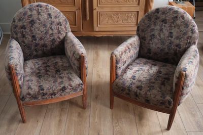 deux chaises assises l'une à côté de l'autre sur un plancher en bois