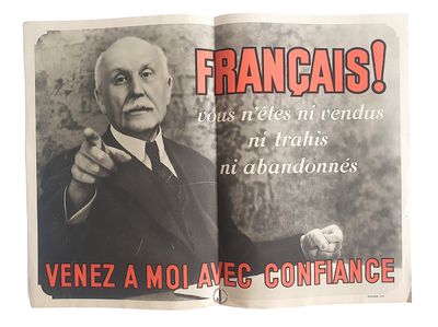 un vieux journal sur lequel figure la photo d'un homme en costume-cravate
