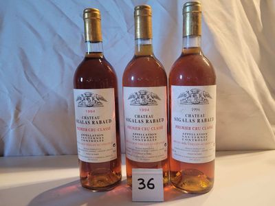 trois bouteilles de vin posées sur une table l'une à côté de l'autre