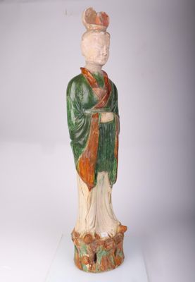 figurine chinoise représentant une femme, de couleur verte et orange