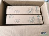 deux paquets de papier toilette posés dans un carton