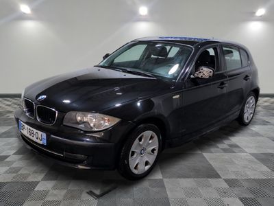 la photo d'une voiture noire garée dans un garage
