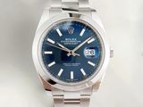 une montre Rolex avec un cadran bleu, montée sur un bracelet