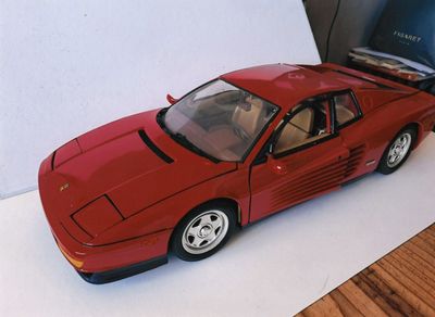 une petite voiture rouge posée sur une table