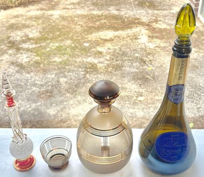 Lot de flacons et bouteilles anciens comprenant : une boutei…