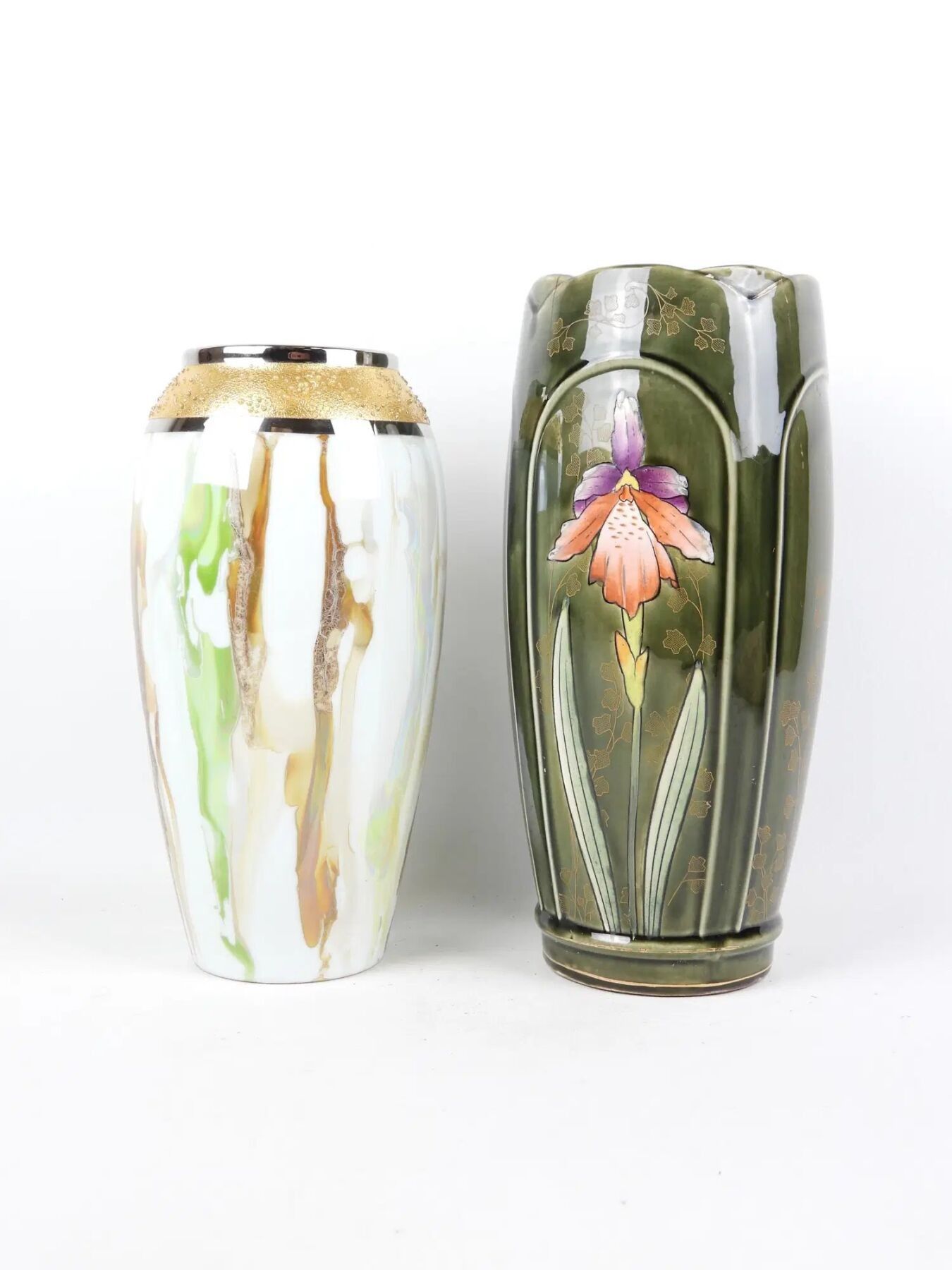 Limoges et Fives Lille. Deux vases en porcelaine et faïence, l'un à décor floral stylisé et l'autre à décor de coulur...