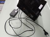 un ordinateur portable posé sur une table blanche