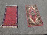 deux tapis orientaux posés au sol, l'un à côté de l'autre