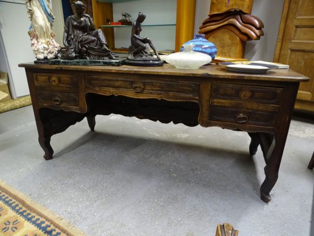 Bureau plat rustique de style Louis XV ouvrant à 5 tiroirs. H 75 ...