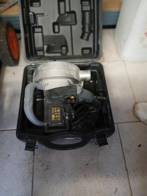 une mallette noire avec des outils à l'intérieur sur le sol