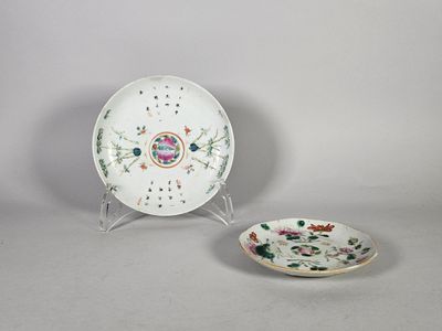 Deux petites assiettes en porcelaine et émaux de style famil…