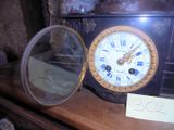 une horloge posée sur une table avec un miroir