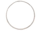 gros plan d'un bracelet en argent sur fond blanc