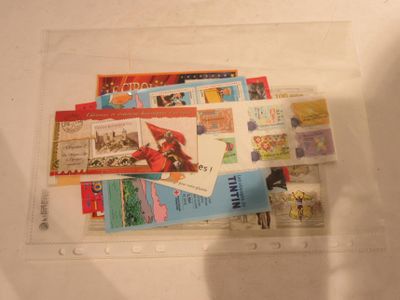 une photo d'une boîte transparente sur laquelle sont collés de nombreux timbres