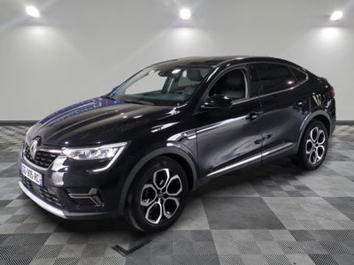 Le nouveau SUV Renault Kad est garé dans un showroom.