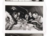 plusieurs photos en noir et blanc montrant des personnes assises à une table
